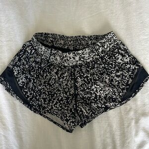 Hotty hot 2.5 shorts Lululemon